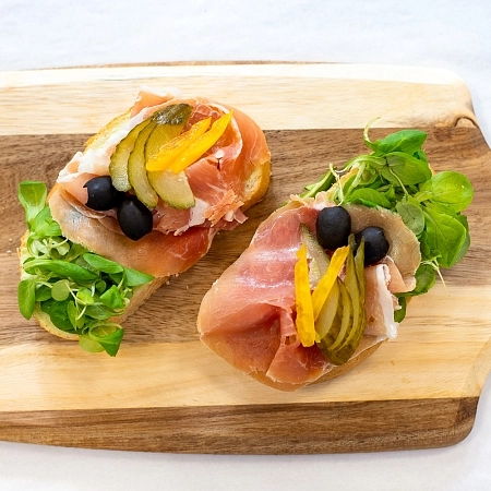 Chlebíček prosciutto s avokádem