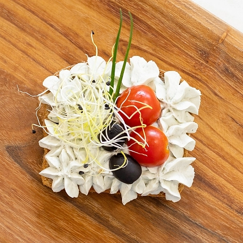 Chlebíček s nivou a sýrem